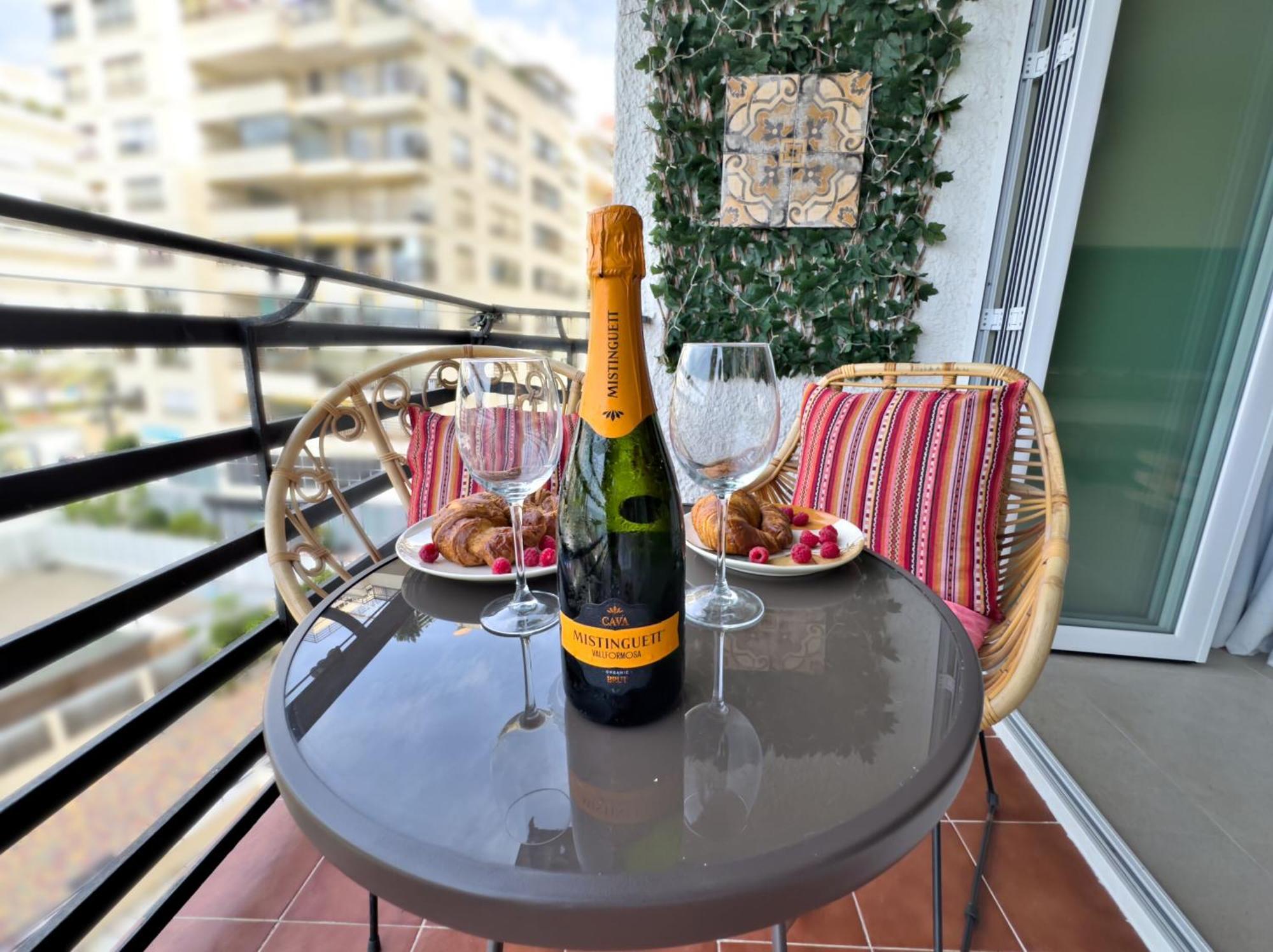 Boho Chic Apt, Frontline Sea & Paseo Views Apartamento *