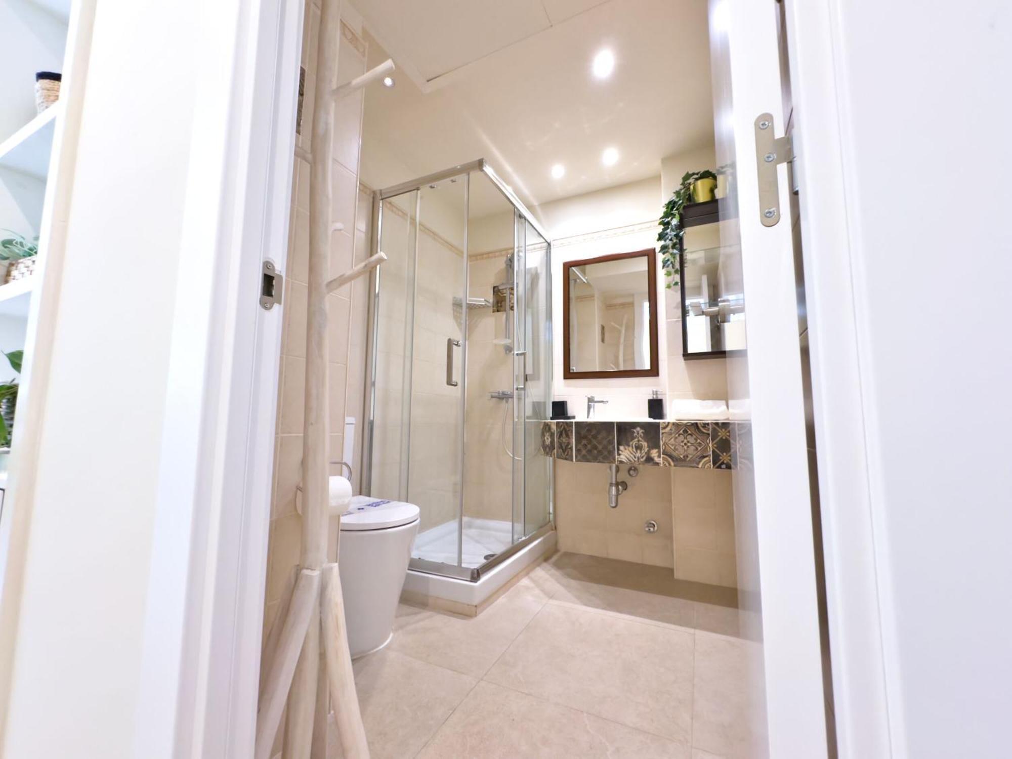 Boho Chic Apt, Frontline Sea & Paseo Views Apartamento *